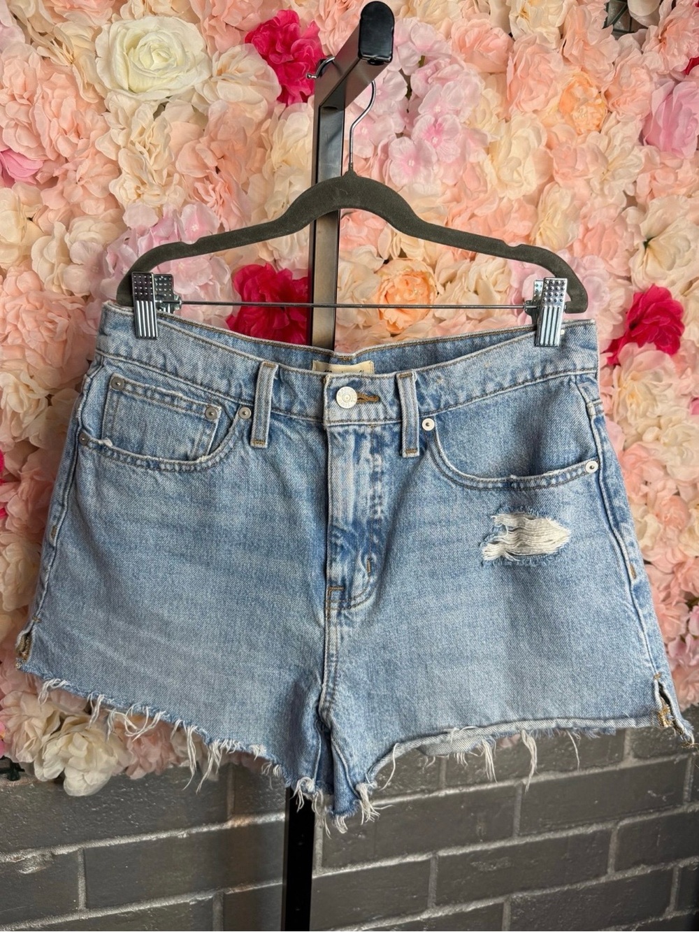 Madewell Relaxed Denim Shorts Light Wash Distressed Raw Hem Size 26